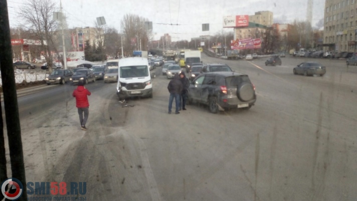 На улице Суворова микроавтобус протаранил Toyota RAV4