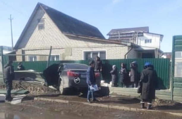 В пензенской Терновке водитель иномарки снес забор и сбил пешехода