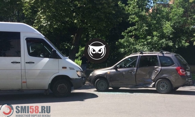 На улице Карла Маркса в Пензе микроавтобус протаранил «Калину»