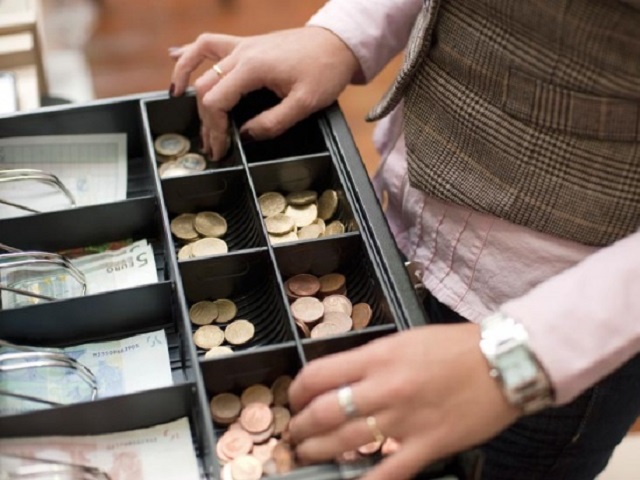 penzenets-sred-belogo-dnya-ukral-iz-bara-20-tysyach