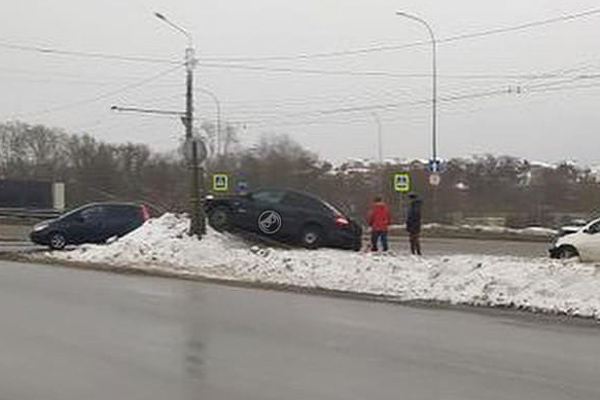 Автомобиль в Пензе забрался на сугроб и застрял там