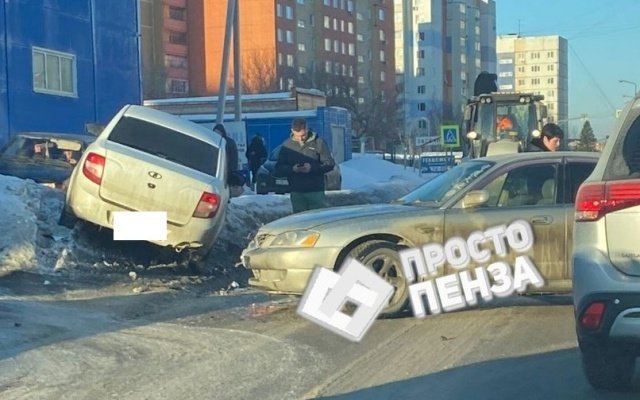 Жители пензенского Спутника стоят в большой пробке из-за жесткого ДТП