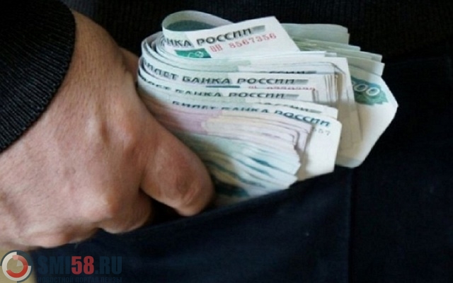 penzenets-vospolzovalsya-momentom-i-ukral-zabytye-v-bankomate-20-tysyach
