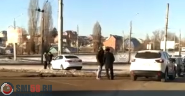 В Пензе иномарка вылетела с проезжей части и врезалась в столб