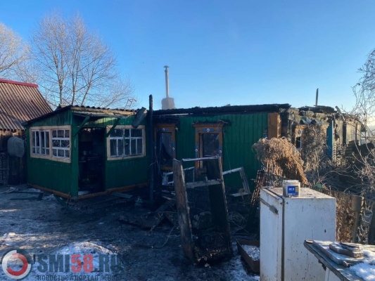 Появились фотографии с места пожара в Каменском районе