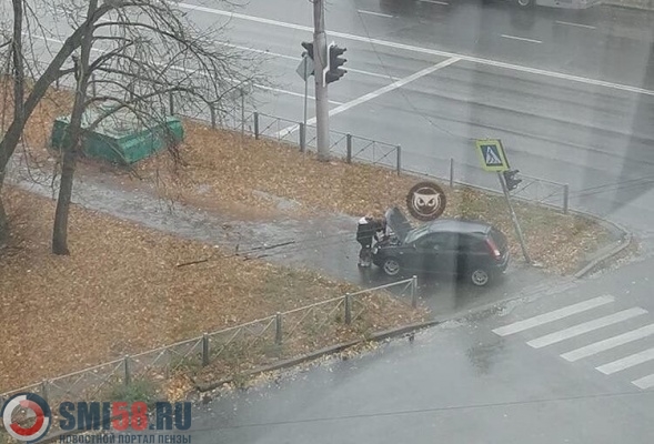 Водитель LADA Kalina снес светофор на проспекте Победы в Пензе