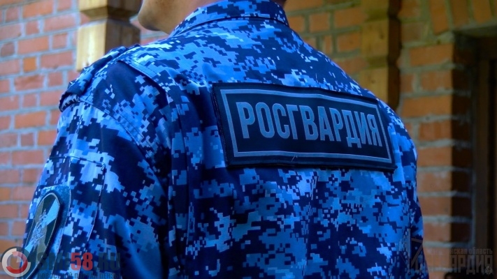 v-penzenskom-bare-muzhchina-udaril-priyatelya-baym-stulom