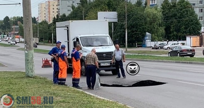 На проспекте Строителей в Пензе в очередной раз провалился асфальт