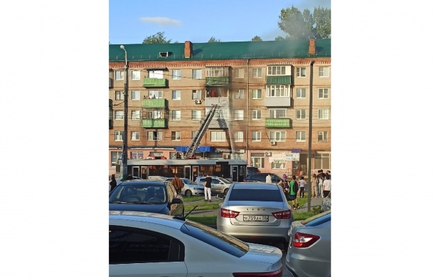 Из горящего дома на улице Ленинградской в Пензе эвакуировали 10 человек