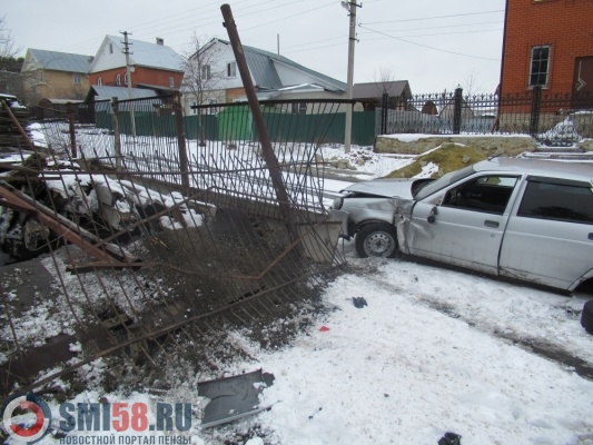 На улице Островского в Пензе «Приора» въехала в бетонный забор