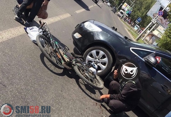 Соцсети: В Пензе велосипедист с ребенком врезались в автомобиль