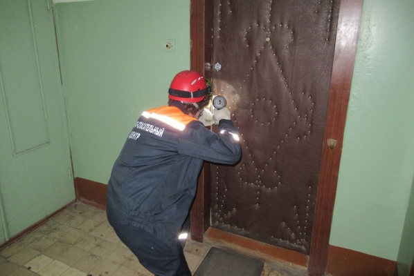 penzenskie-spasateli-vyzvolili-dvoikh-detey-i-zapertoy-kvartiry