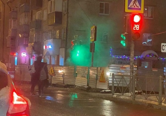 На Южной Поляне в Пензе из-за порыва на теплосетях перекрыли участок дороги