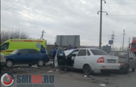 Двое мужчин пострадали в массовом ДТП на улице Аустрина в Пензе