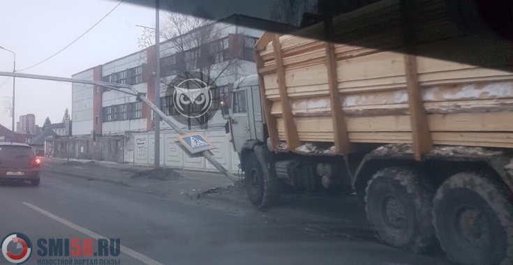 На улице Измайлова в Пензе грузовик с досками сшиб дорожный знак