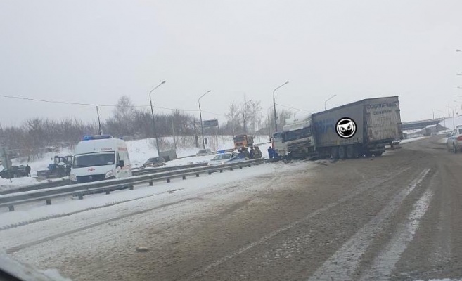 В Пензе водитель грузовика пострадал при наезде на отбойник