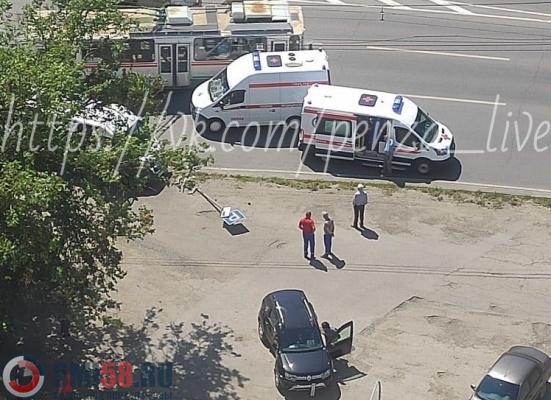 Две машины скорой помощи прибыли на место ДТП с маршруткой в Пензе