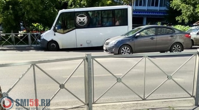 В Пензе маршрутное такси с пассажирами врезалось в дорожное ограждение