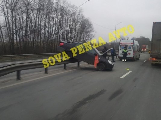 В Бессоновском районе автомобиль повис на отбойнике