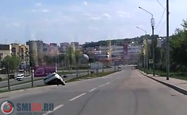 v-penze-u-globusa-mashina-povisla-na-bordyure
