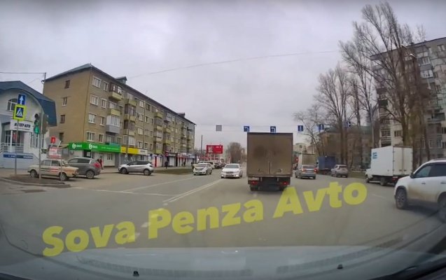 На улице Кулакова в Пензе грузовик чудом увернулся от вылетевшей на встречку иномарки