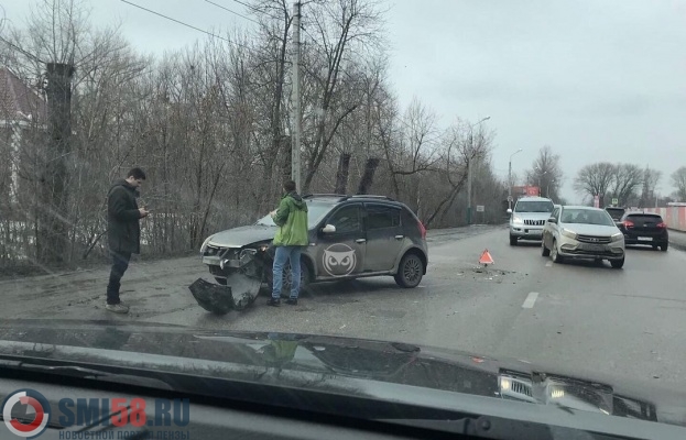 В ДТП на улице Измайлова разворотило Renault Sandero