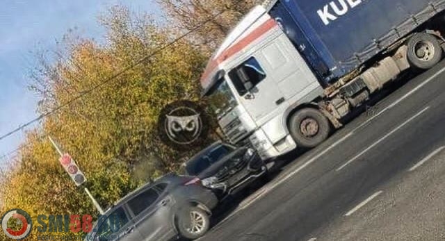 На улице Ульяновской иномарку зажало между фурой и легковушкой