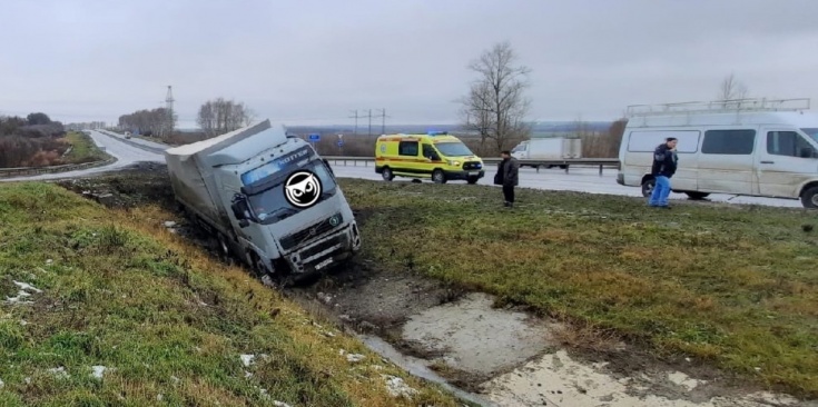 Водитель фуры госпитализирован с места ДТП в Мокшанском районе