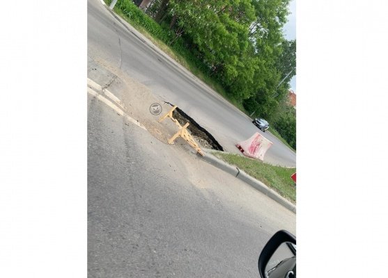 na-naberezhnoy-reki-penzy-obrazovalsya-krupnyy-proval-asfalta