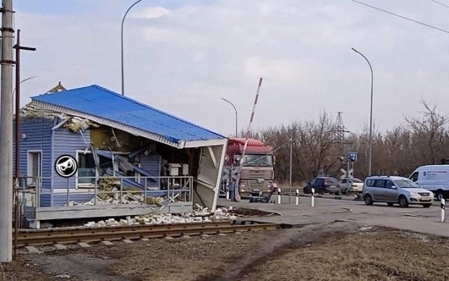 У домика смотрителя на ж/д переезде в Заводском районе Пензы сорвало крышу
