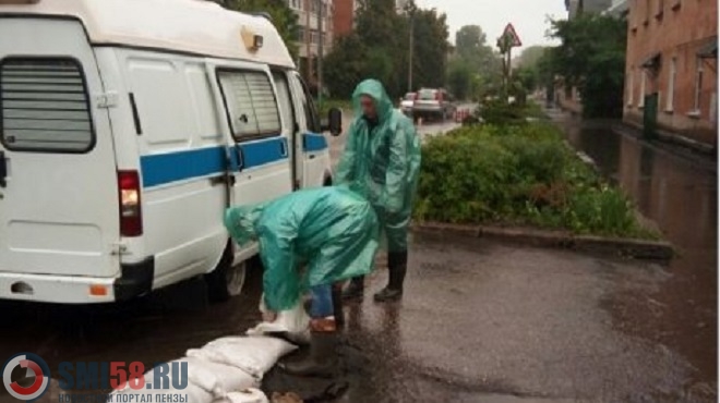 В Пензе коммунальщики вышли на улицы бороться с потопом