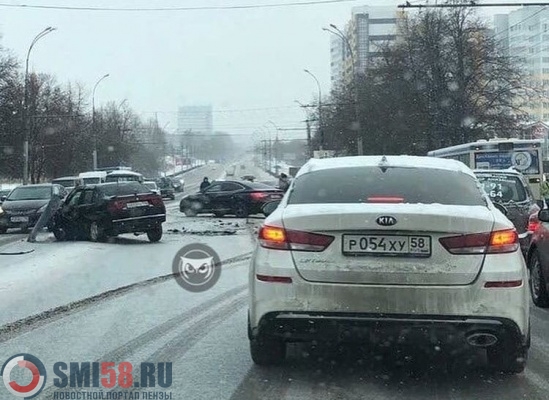 На пензенском проспекте Победы вдребезги разбились две иномарки