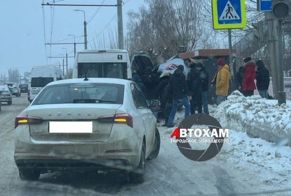 На улице Чаадаева в Пензе перевернулся автомобиль