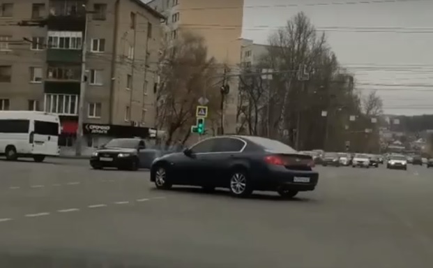Водитель Audi устроил дрифт на перекрестке Суворова-Кулакова в Пензе