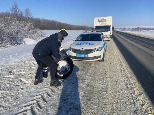Пензенские инспекторы ДПС помогли водителю найти отвалившееся колесо