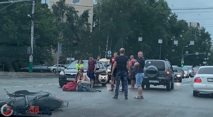 В Пензе водитель скутера проехал на красный свет и попал в ДТП