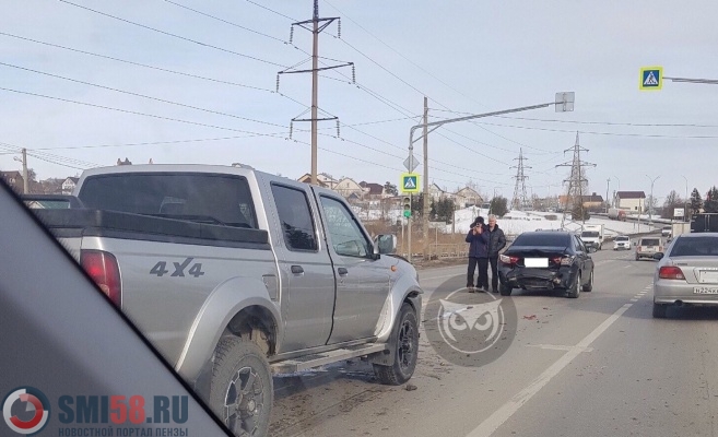 В Пензе «Лада Веста» получила серьезный удар в багажник от пикапа
