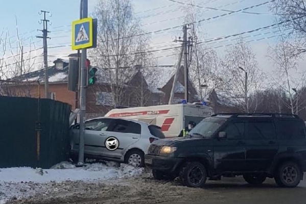 na-okruzhnoy-v-penze-legkovushka-snesla-zabor