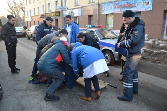 inomarka-sbila-14-letnyuyu-devochku-na-peshekhodnom-perekhode