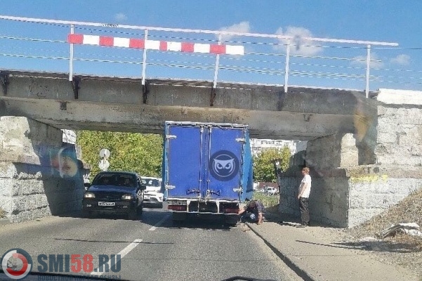 В Пензе железнодорожный мост «поймал» очередной грузовик