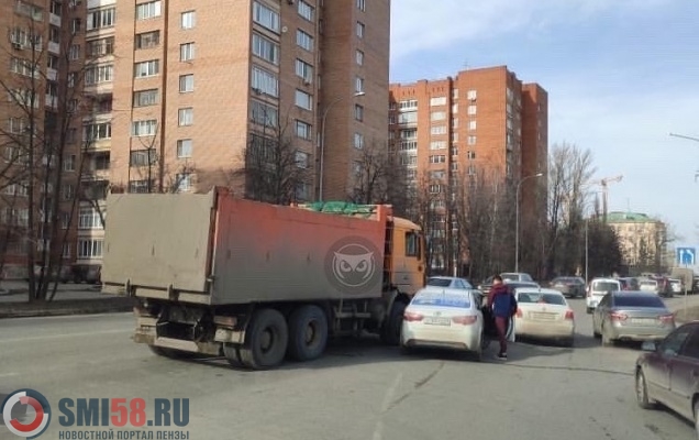В Пензе таксист съехал с моста ФУ БХУХО в грузовик