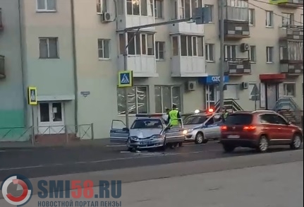 На улице Урицкого в Пензе автомобиль ДПС попал в аварию