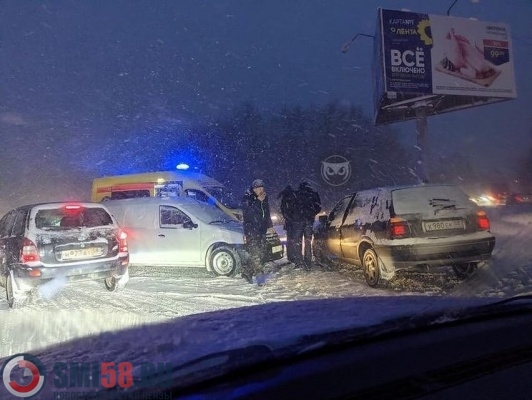 В ДТП на Ахунском переезде в Пензе в снегопад пострадали два человека