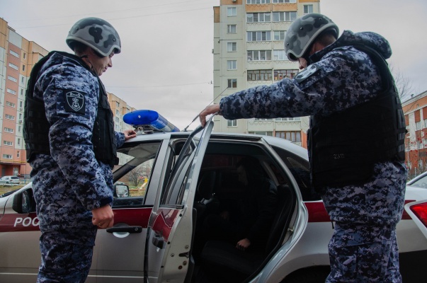 zhitelya-penzy-podozrevayut-v-napadenii-na-chistivshego-avtomobil-muzhchinu