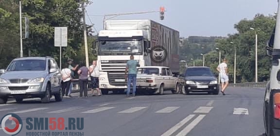 На выезде из Пензы ВАЗ столкнулся с фурой