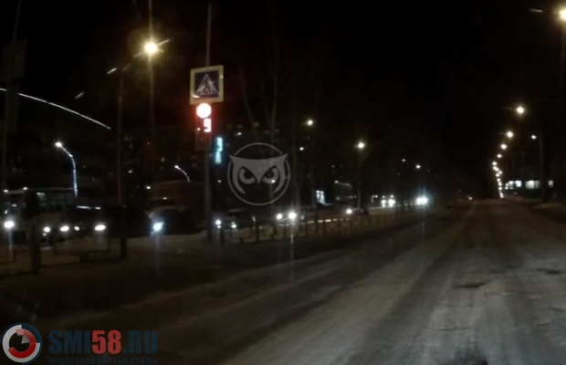 В Пензе автомобиль получил удар в багажник, пока стоял на светофоре