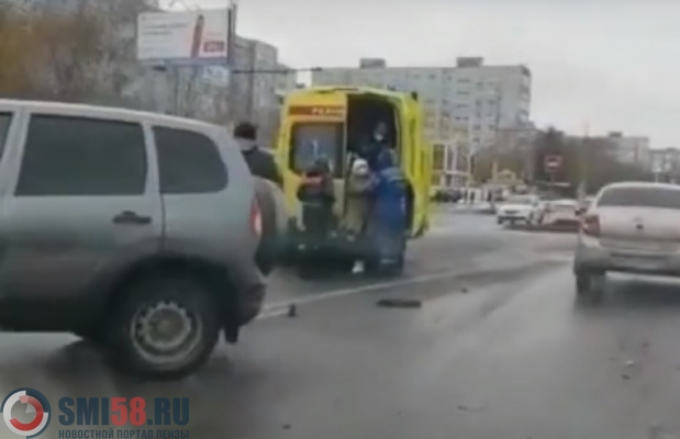 Скорая помощь прибыла к месту массового ДТП на проспекте Строителей в Пензе