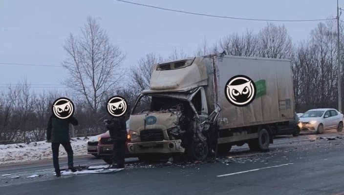 В Пензе грузовик пытался уйти от столкновения с автомобилем и врезался в другой грузовик