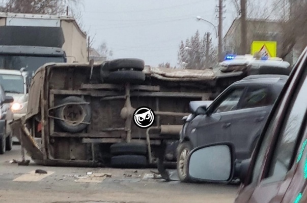 На улице Гоголя в Пензе в ДТП перевернулась ГАЗель