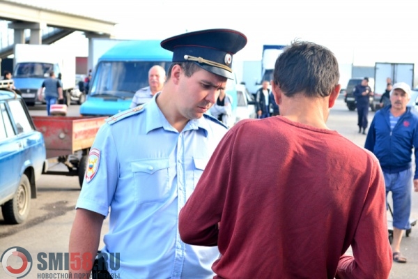 v-penze-politseyskie-zaderzhali-na-rynke-20-nelegalnykh-torgovtsev